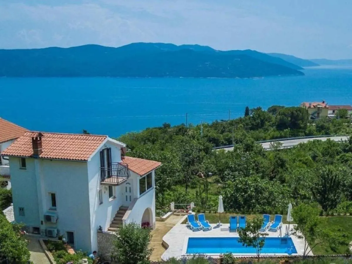 Apartment Rea With Pool Brseč